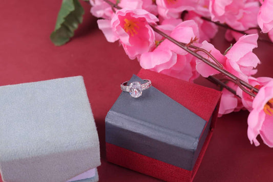 💍 Elegant 925 Sterling Silver Ring with Sparkling Oval Stone – Timeless Beauty