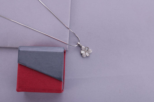 🌸 Elegant 925 Silver Clover Pendant with Mother of Pearl & CZ Stones – Lucky Charm Jewelry 🌸