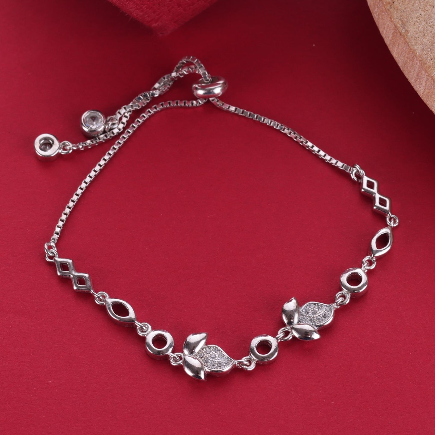 🌸 Stylish 925 Sterling Silver Bracelet – Graceful Charm for Every Occasion 🌸