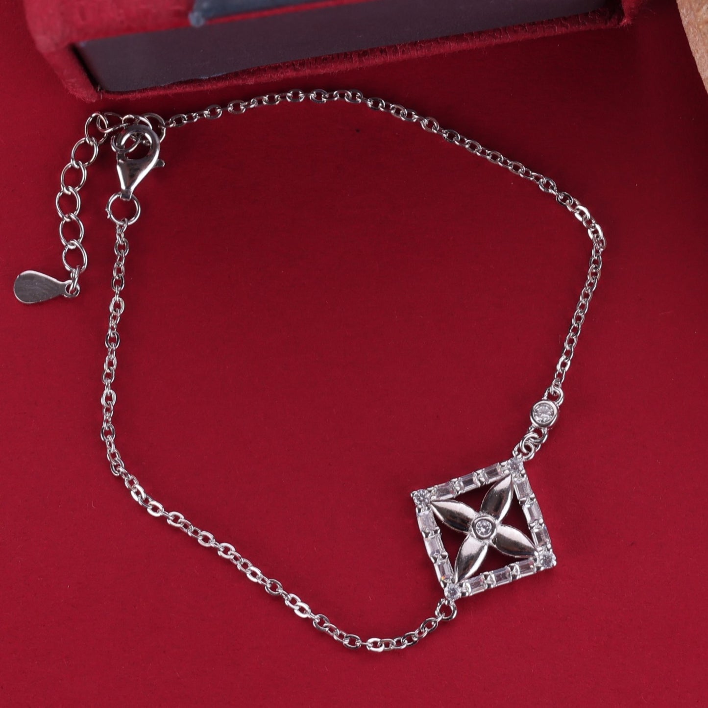 ✨ Elegant 925 Sterling Silver Bracelet – Timeless Beauty on Your Wrist ✨