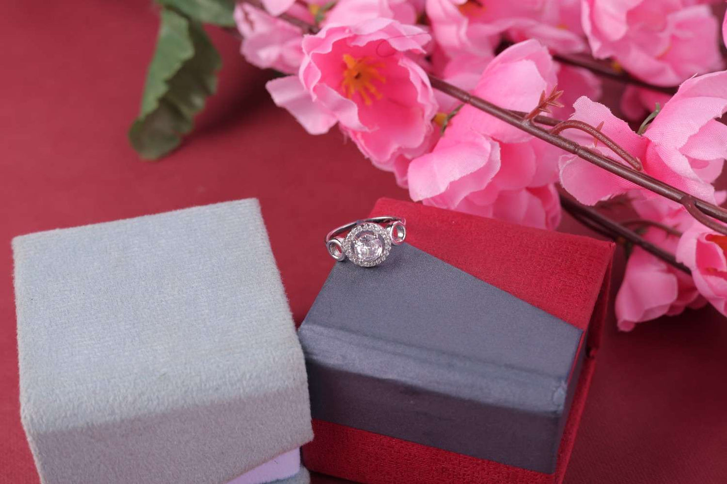 🌸 925 Sterling Silver Halo Ring | Round CZ Centerpiece with Side Accents 💎