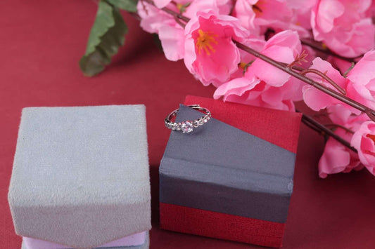 🌸 925 Sterling Silver Round Cut Ring | Elegant Crystal Accent Band 💎